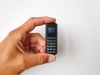 Mini mobilais telefons pirksta izmērā